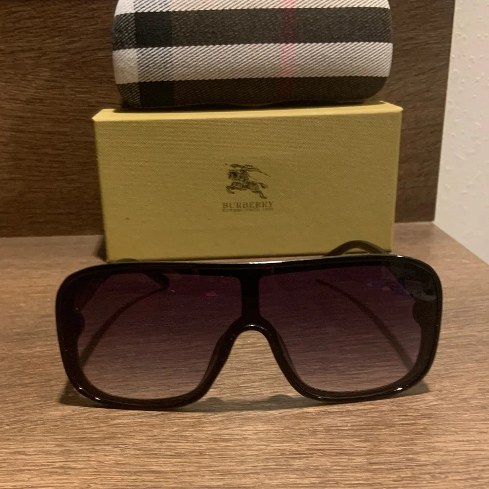 Burberry Black Sunglasses with Gold Detail - Picture 3 of 4